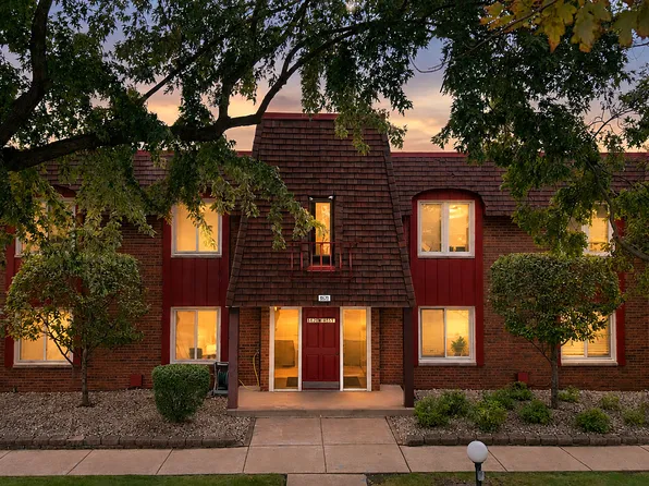 8620 W 95th St APT 1A2, Hickory Hills, IL 60457