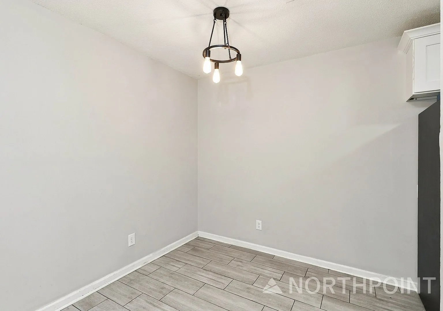 Move-in Special! 1/2 Off First Month! Newly Renovated Unit | 2 BR/1BA | Chandler Estates in Rock ... — Photo 4