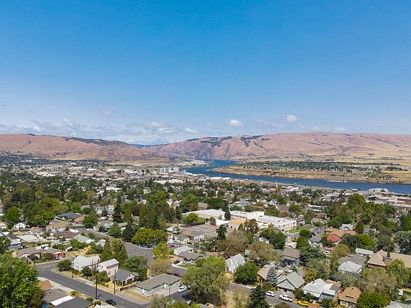 3rd image of 323 E Scenic Dr