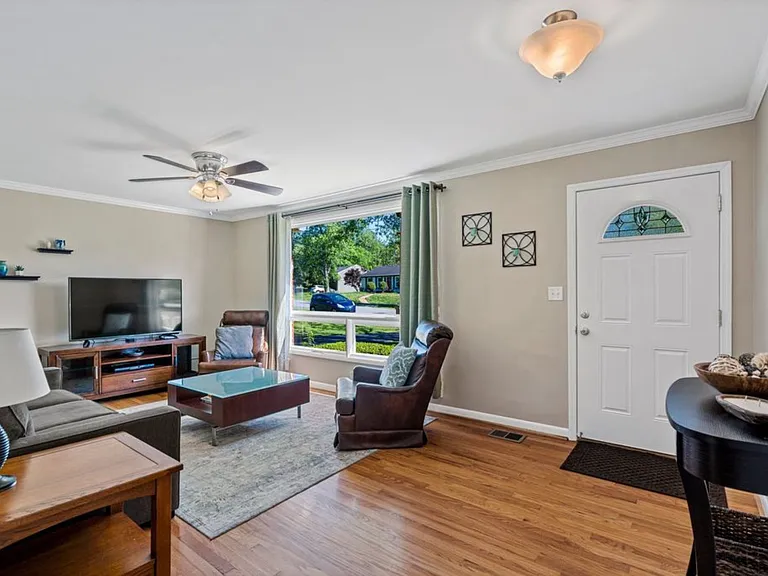 623 Elaine Dr — Photo 4