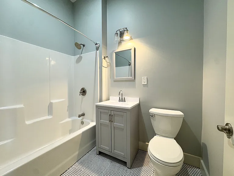 401 N 6th St #H — Photo 16