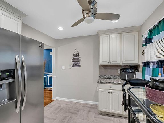 4th image of 402 Silver Ct