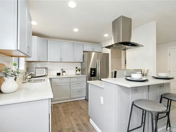 7909 218th St SW APT 6, Edmonds, WA 98026