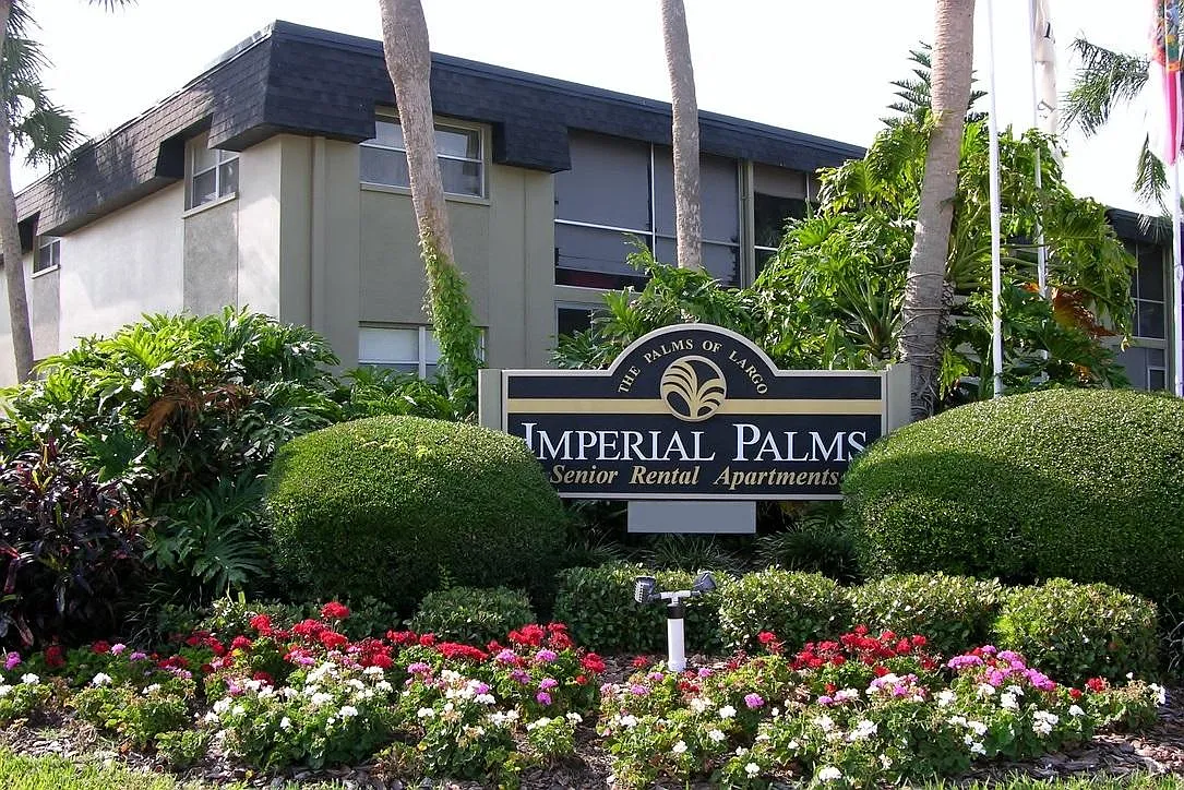 Imperial Palms Apartments — Photo 2