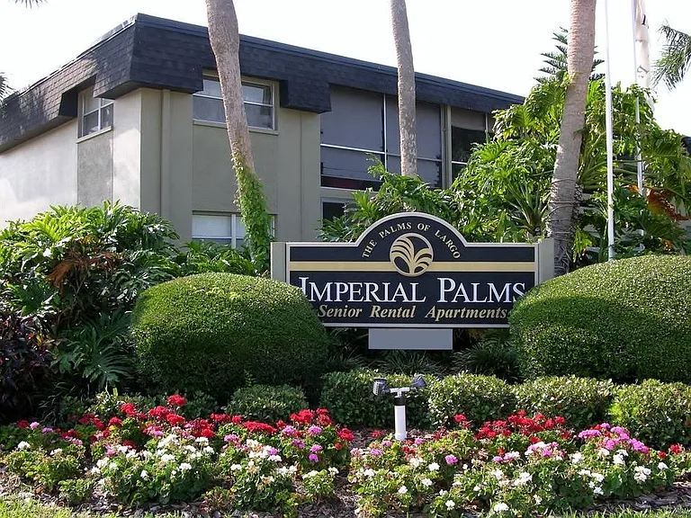 Imperial Palms Apartments — Photo 2