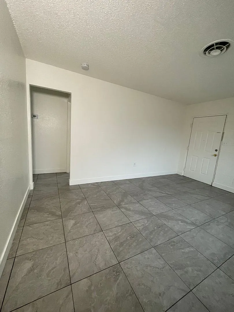 2106 North Daley Street — Photo 3