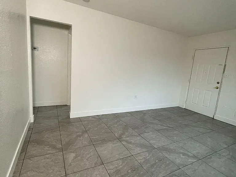 2106 N Daley St — Photo 3