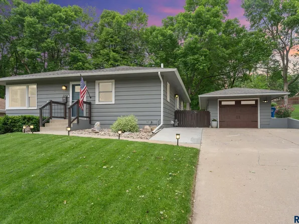 2201 S Crestwood Rd, Sioux Falls, SD 57105