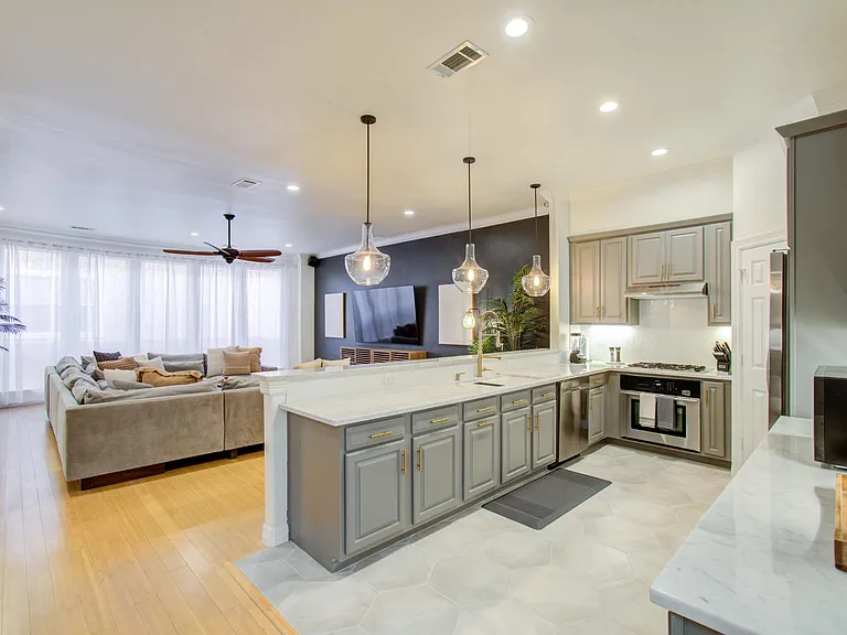 3010 Chenevert St — Photo 15