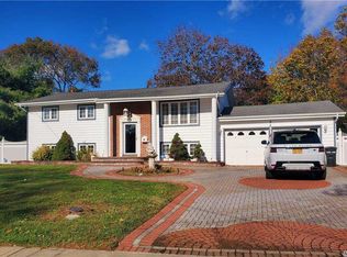 54 Circle Dr, Wheatley Heights, NY 11798