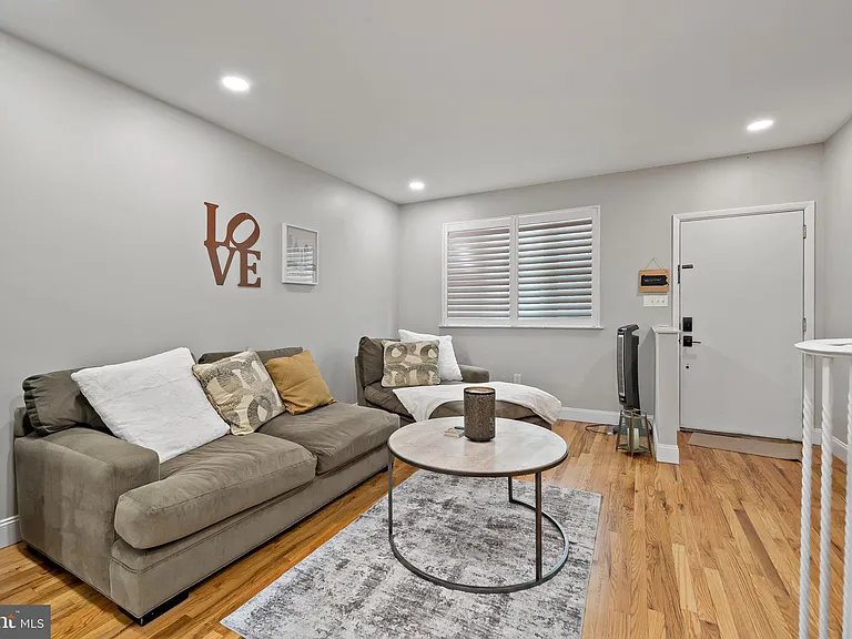 2126 S Iseminger St — Photo 2