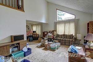 Living Room w/vaulted ceiling