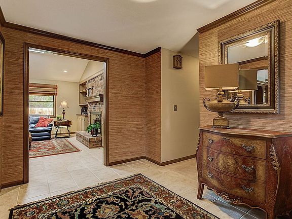 Entry, crown molding, tile