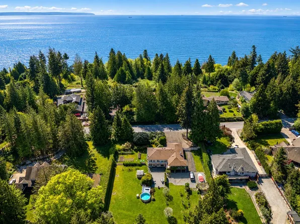 7904 Redrooffs Rd, Sunshine Coast, BC V7Z 1A4