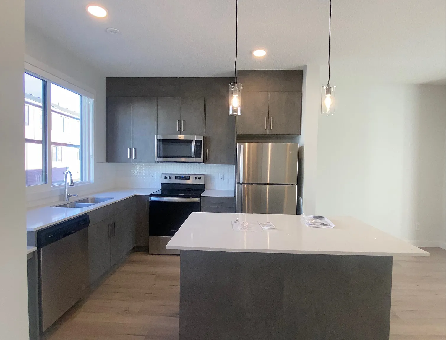 11910 35 Ave Sw - New Condition Townhouse 3 Beds 2.5 Baths + Flex Room With Window Dbl Garage In ... — Photo 3