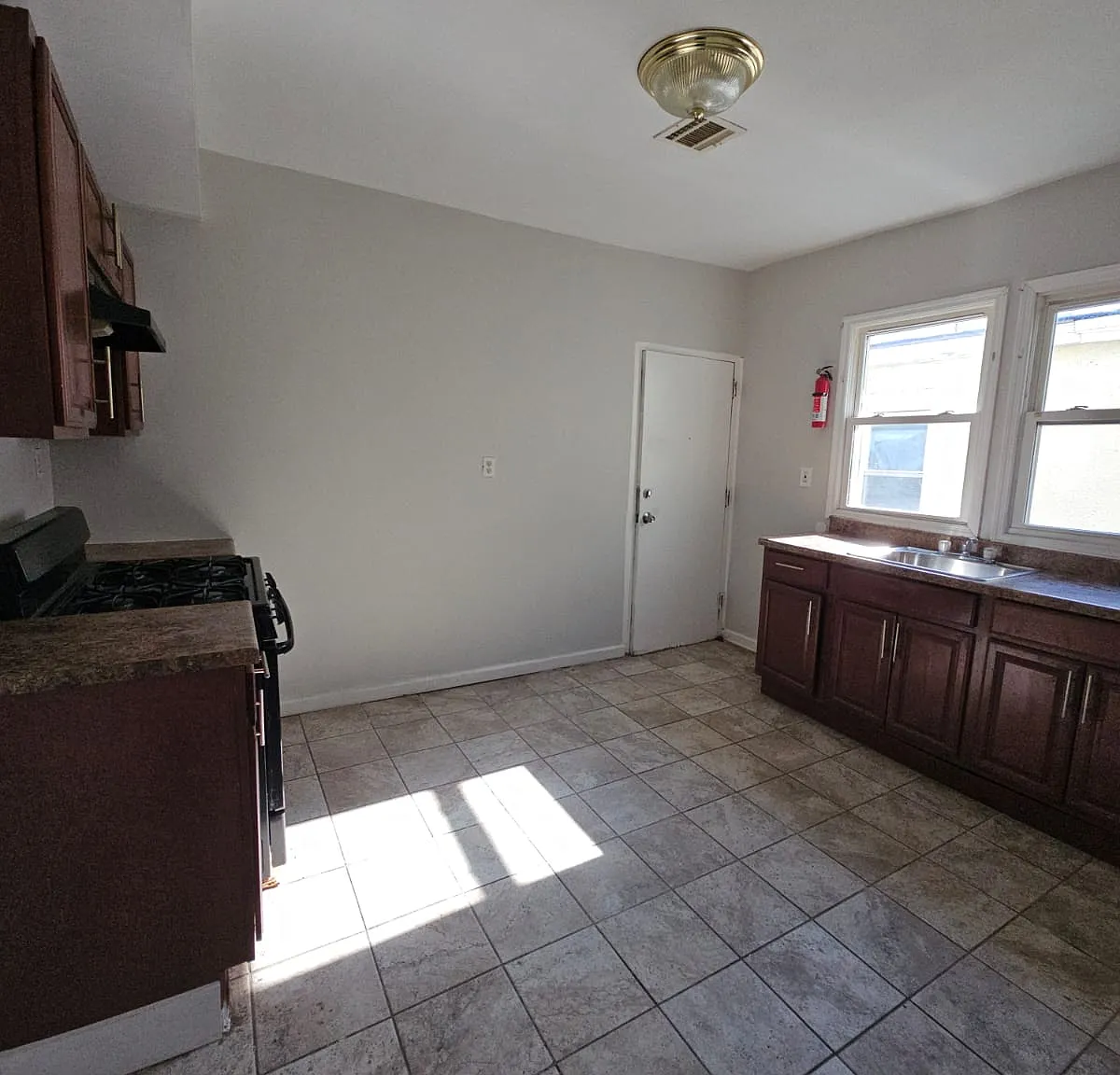 4 bed, $2,300 — Photo 2