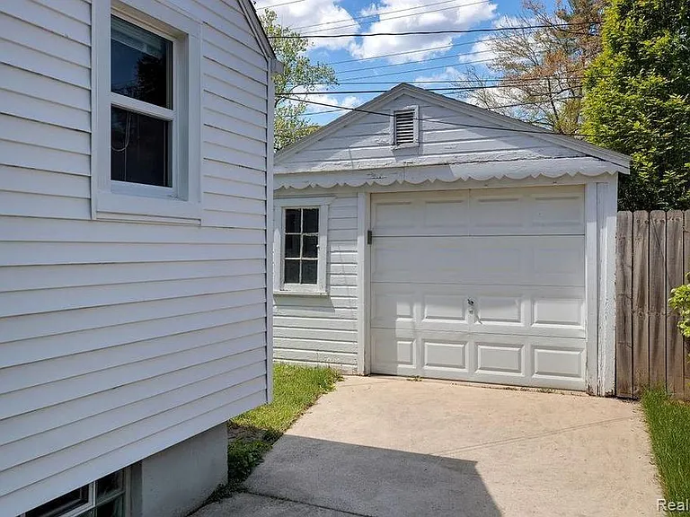 2607 Rochester Rd — Photo 4