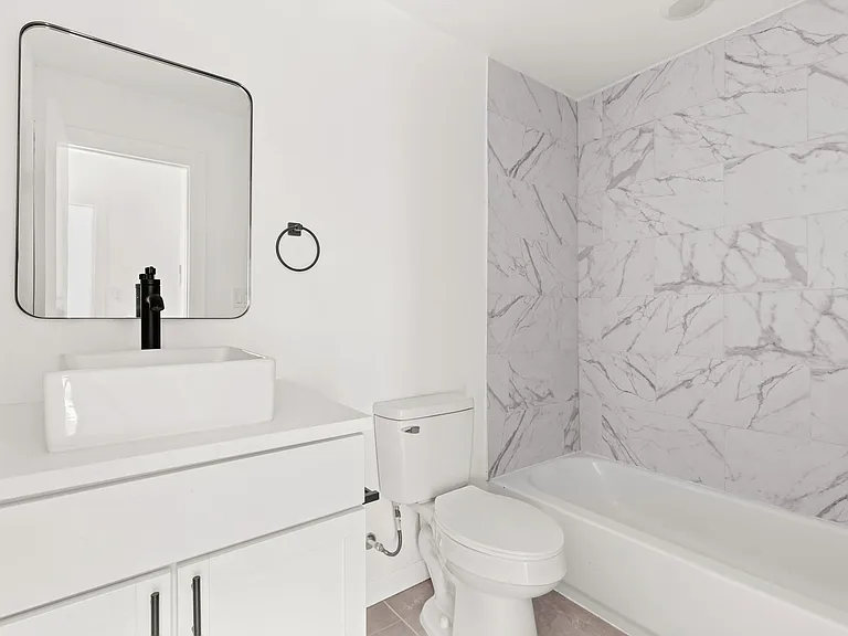 1005 Essex St #202 — Photo 11