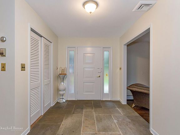 3rd image of 831 Orchard Ln