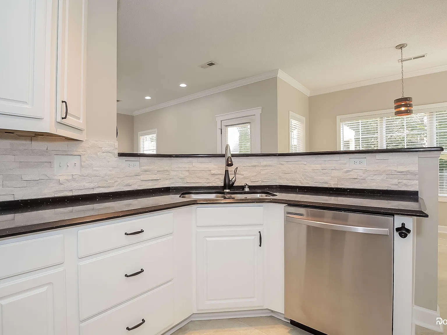 3 bed, 2.0 bath, 1776 sqft, $2,335 — Photo 3