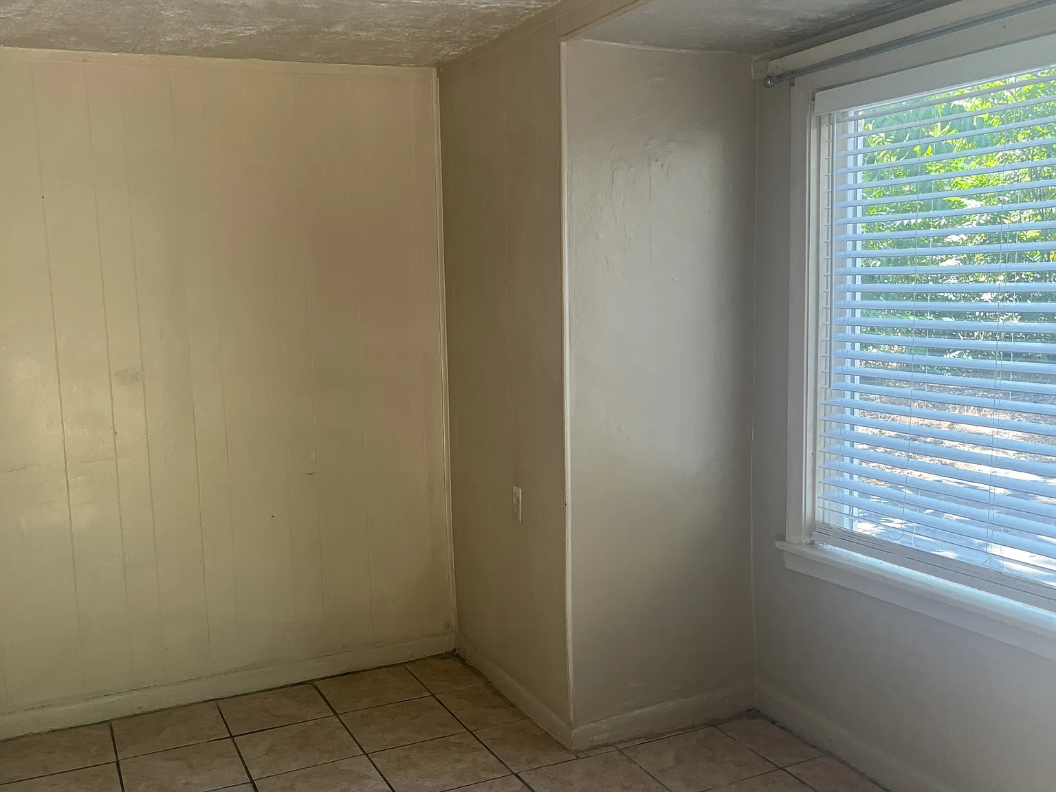 275 E 200 S - HC - Garage — Photo 4