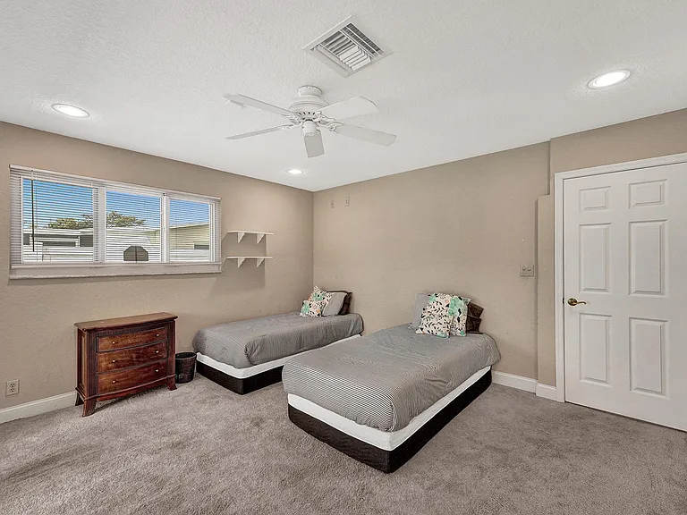 4549 SW 35th Ave — Photo 8