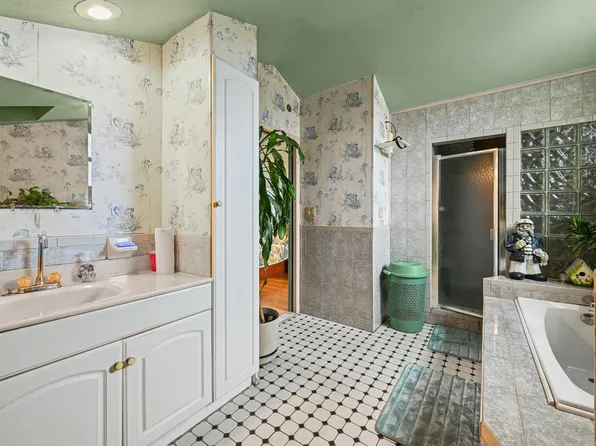 12-34 Cross Bay Boulevard image 17 of 29