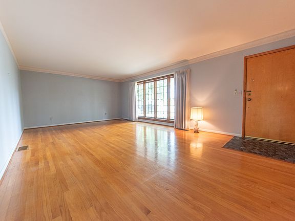 4th image of 4052 Roselawn Ave