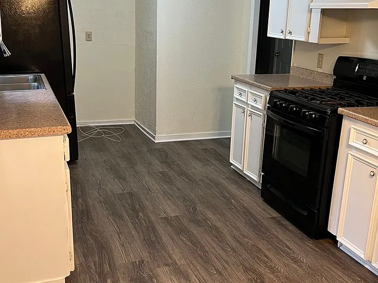 818 Willow Dr — Photo 3