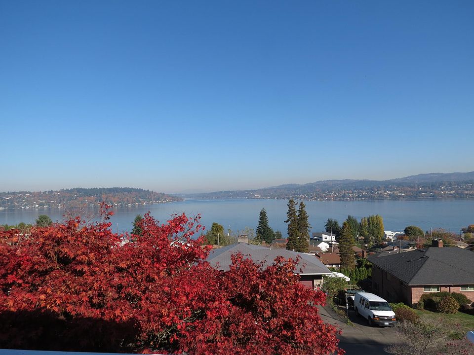 Gorgeous views all along the front. Matching decks on main and upper run all along the view.
