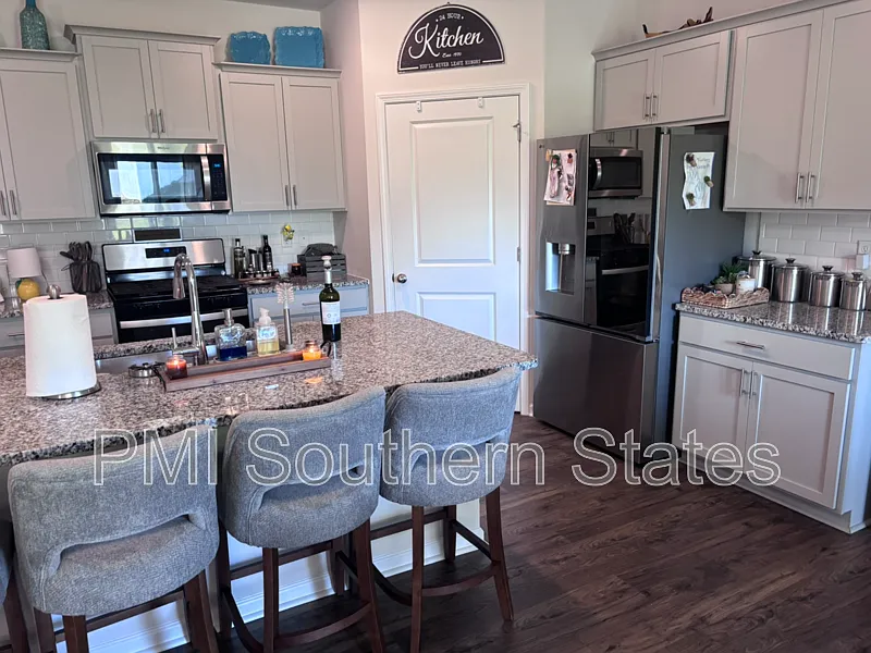 4 bed, 2.0 bath, 1766 sqft, $1,900 — Photo 4