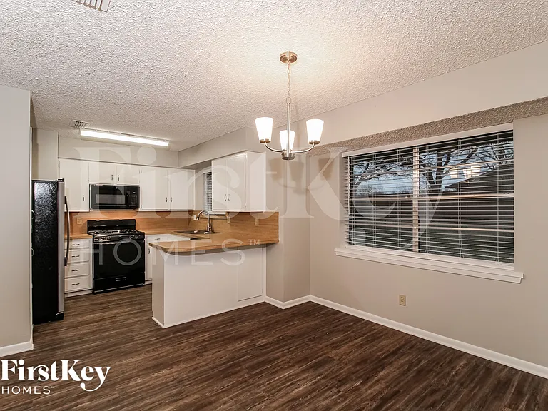 202 Carolyn Dr — Photo 7