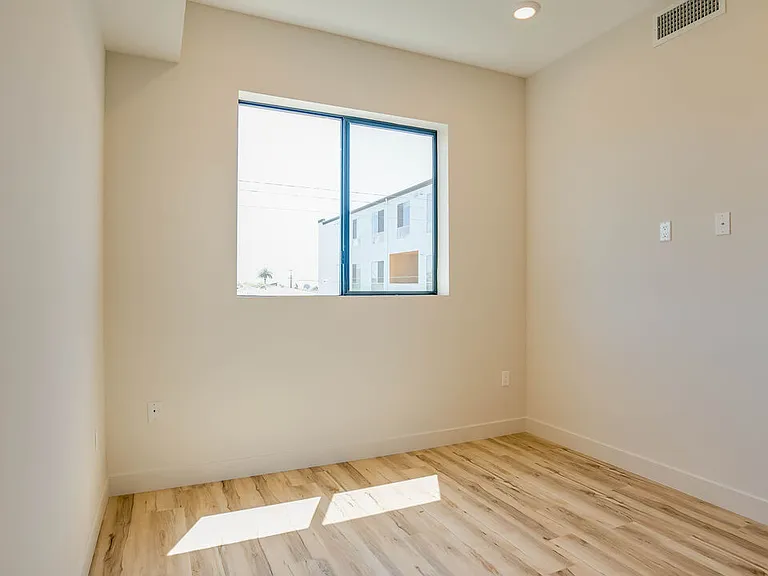 1540 S Hayworth Ave #203 — Photo 8