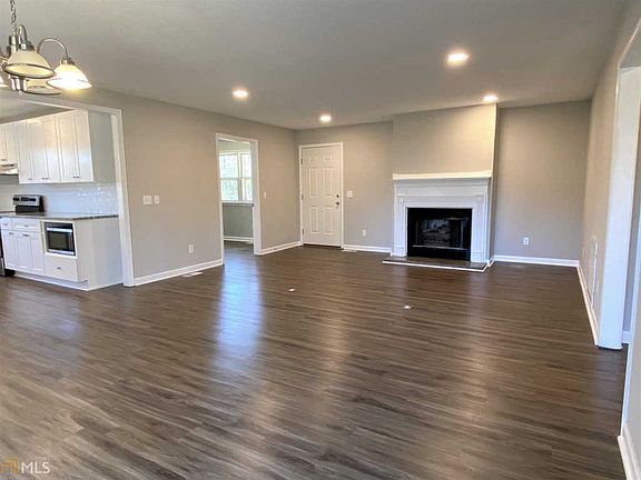3rd image of 50 Brookwood Cir
