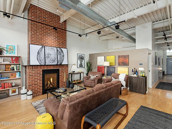 2nd image of 231 Robinson St Unit 320