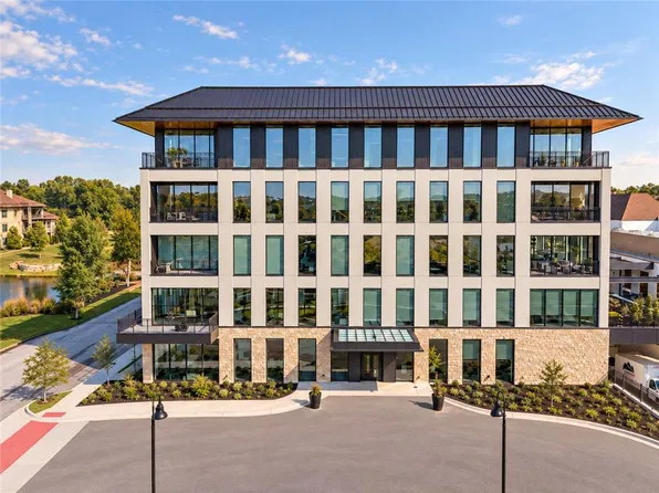 4951 W 134th St #204, Leawood, KS 66209