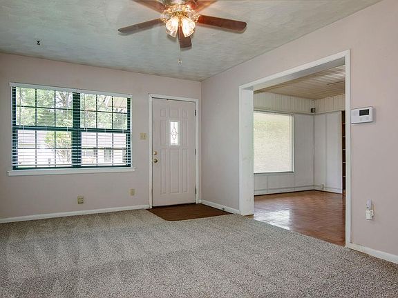 3rd image of 1728 Meadowbrook Ln