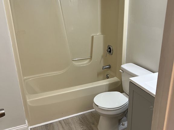 4th image of 214-216 N Queen St #214