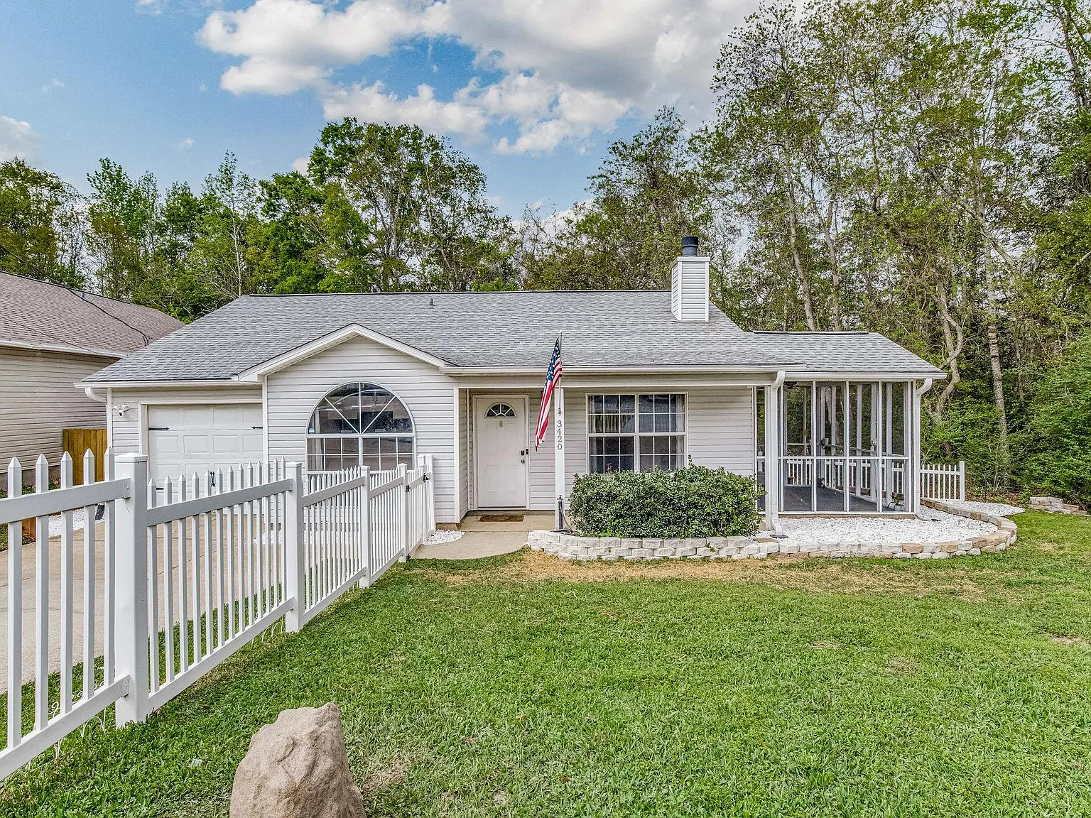 3420 Riverside Dr — Photo 1