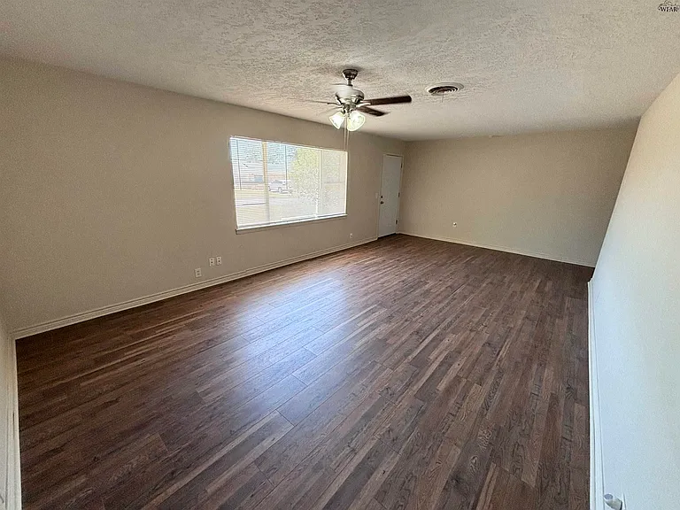 1706 Longview St — Photo 4