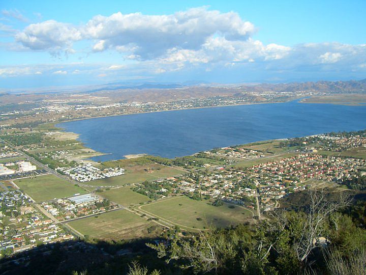 1/2 mile to Lake Elsinore