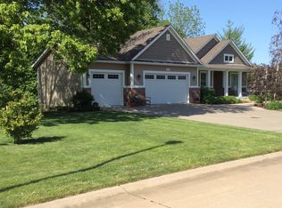 2303 Deer Ridge Cir, Le Claire, IA 52753