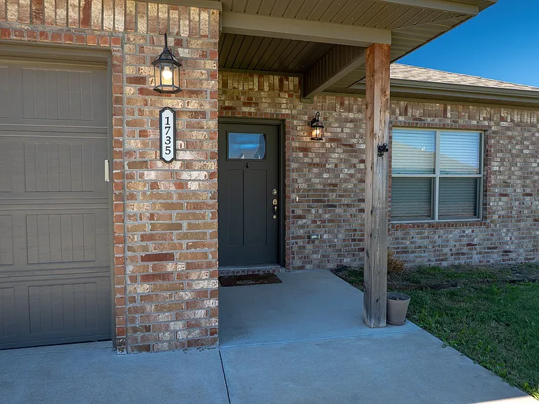 1735 Booker Cir — Photo 2