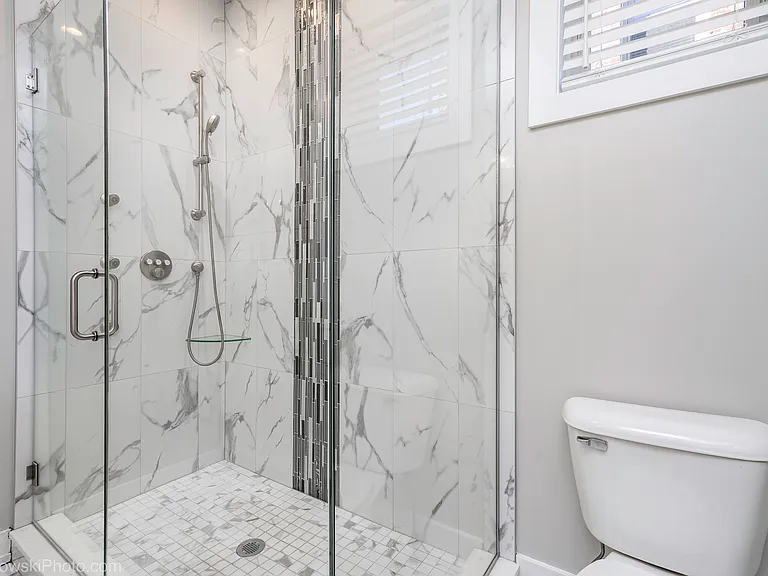 Primary bedroom bathroom