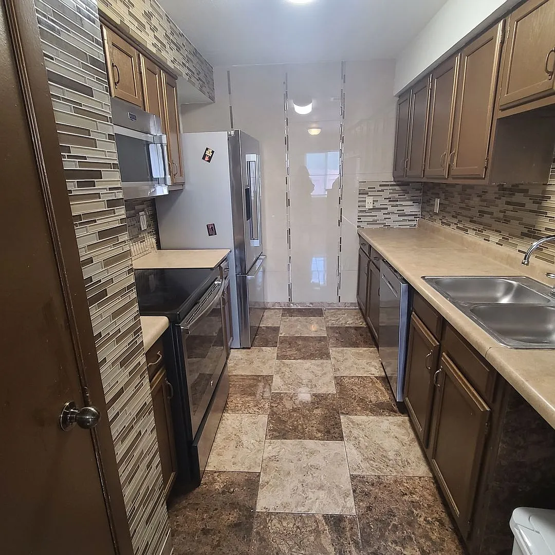 Spacious 3 BR+study/2.5 bath end-unit townhome w/balcony & patio! — Photo 3