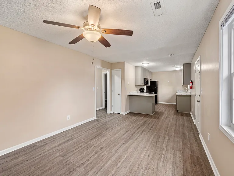 Holly Leaf Apartments — Photo 8