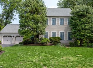 13 Magnolia Rd, Somerset, NJ 08873