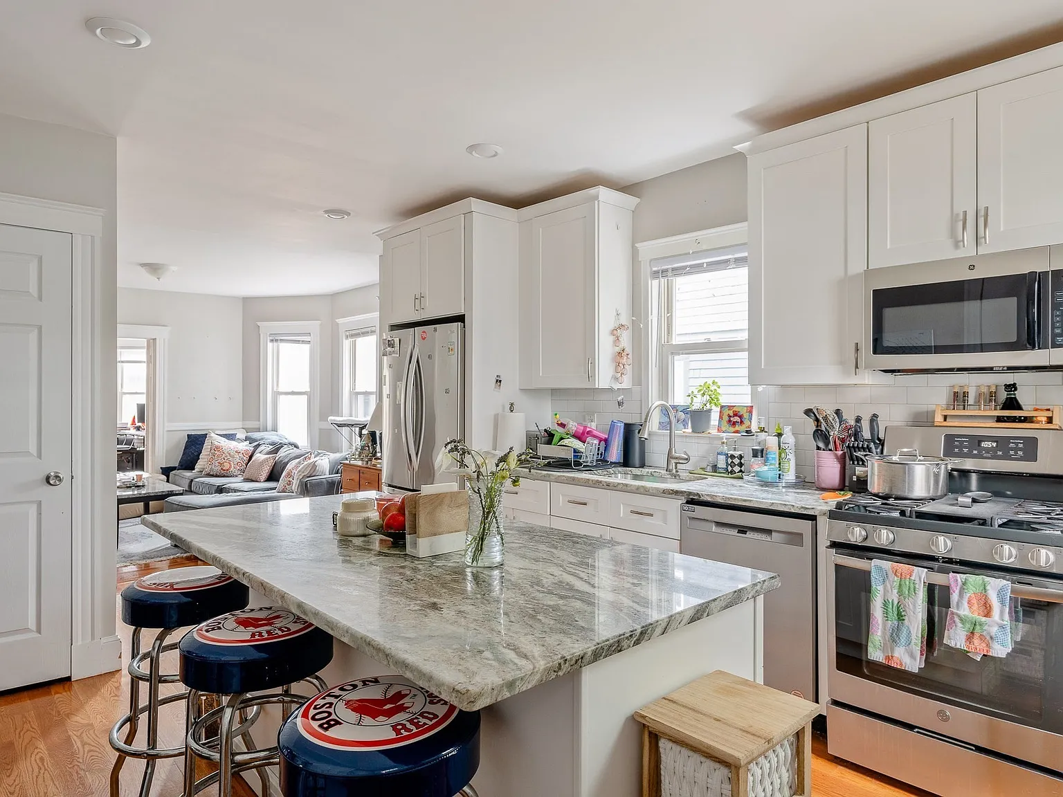 2 bed, 1.5 bath, 950 sqft, $3,800 — Photo 1