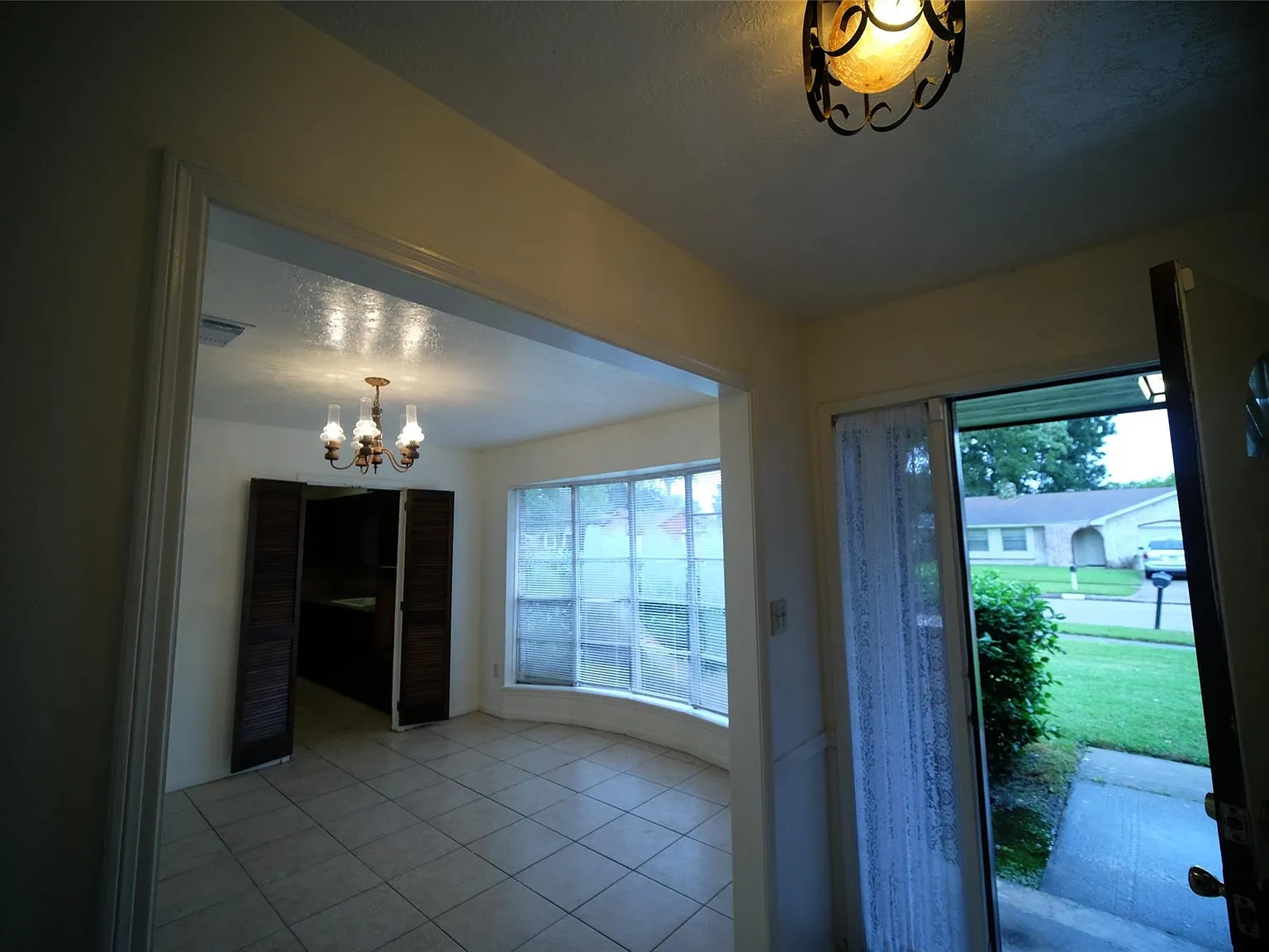 4 bed, 2.0 bath, 1865 sqft, $2,200 — Photo 4