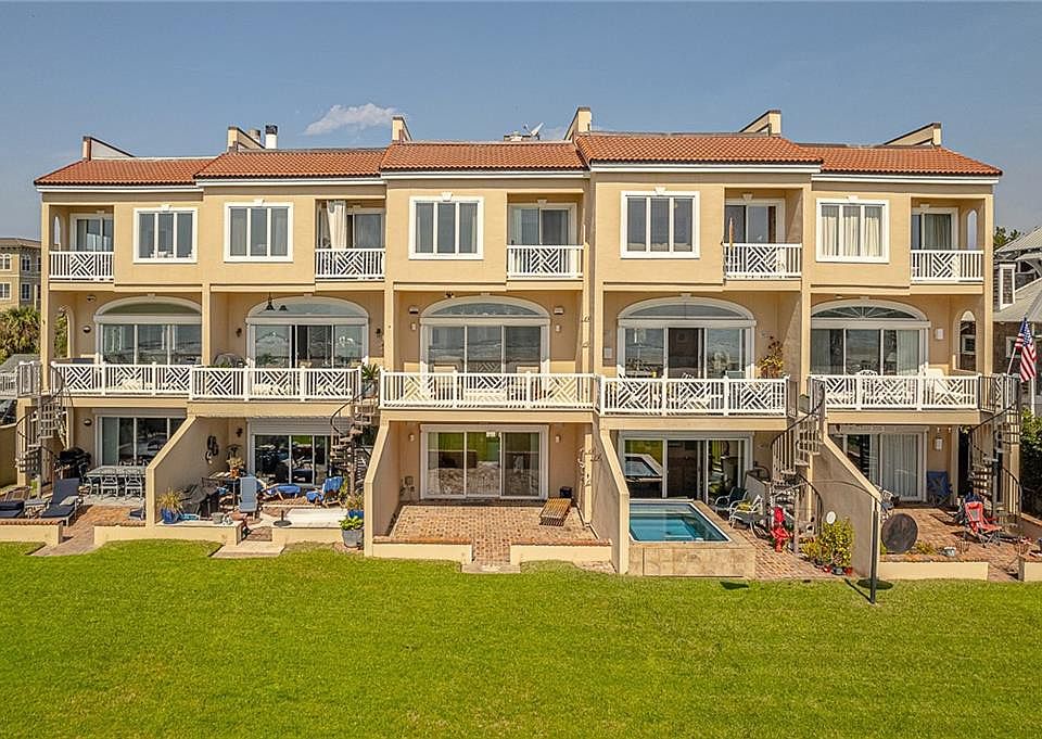 1st image of 1028 Beachview Dr APT 3